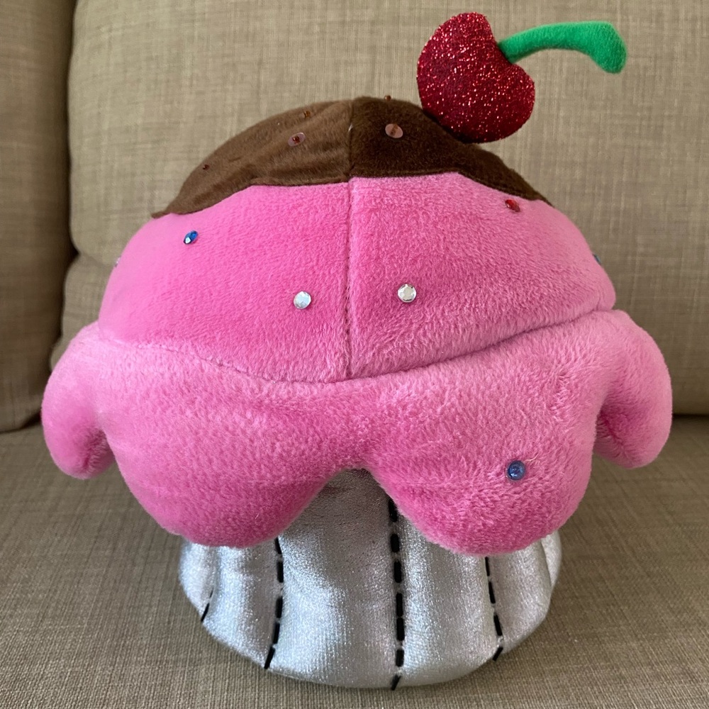 Plush zippered cupcake container